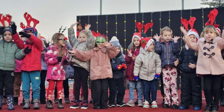 Новогодишња забава у Угљевику: Општина даровала пакетиће малишанима