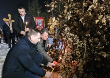 Налагање бадњака у Угљевику: Свака искра љубав даје