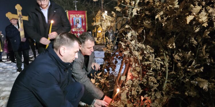 Налагање бадњака у Угљевику: Свака искра љубав даје