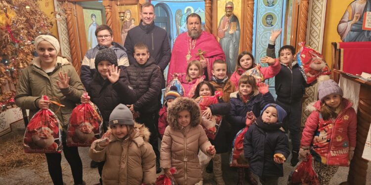 Начелник Угљевика међу малишанима у Мезграји: Пијукање и дарови