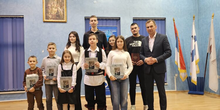 Светосавска академија у Угљевику: Општина наградила најбоље радове у част Светог Саве