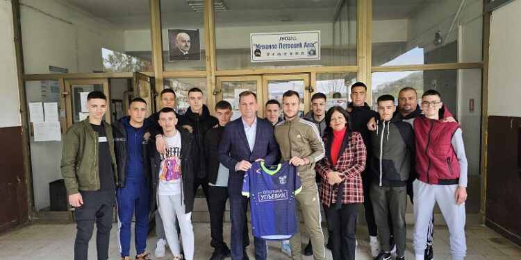 Начелник Угљевика Гајић испратио средњошколце на фудбалско такмичење: Финале-тријумф успјеха и људског подвига