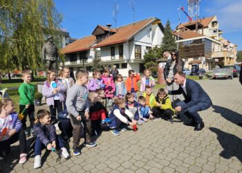 Угљевички малишани цвијећем уљепшали град: Љепоте на све стране