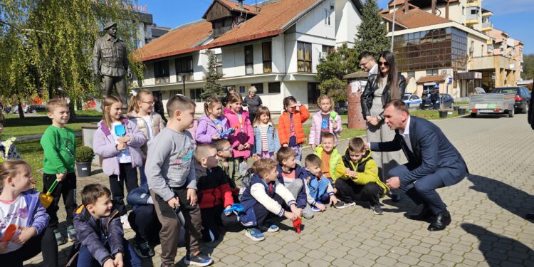Угљевички малишани цвијећем уљепшали град: Љепоте на све стране