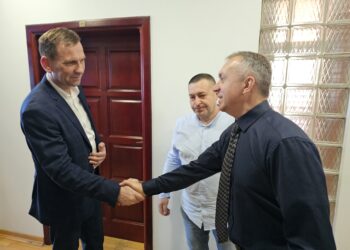 Начелник Угљевика Гајић срдачно поздравио свјетске умјетнике: Хармоником шире љубав и братство!