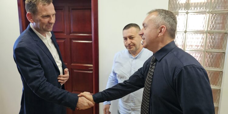 Начелник Угљевика Гајић срдачно поздравио свјетске умјетнике: Хармоником шире љубав и братство!