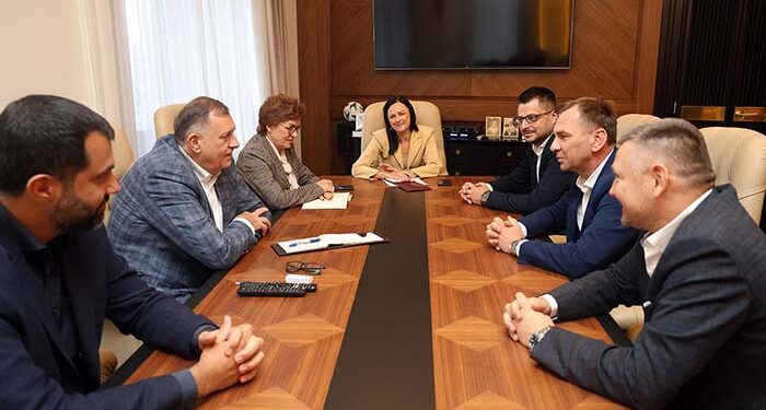 ПУНА ПОДРШКА ПРЕДСЈЕДНИКА ДОДИКА НАЧЕЛНИКУ УГЉЕВИКА ГАЈИЋУ И ЊЕГОВИМ САРАДНИЦИМА