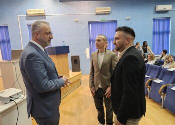 Општина Угљевик угостила чувеног др Ранка Рајовића стручњака за развој и одрастање дјеце: Краћи пут до знања