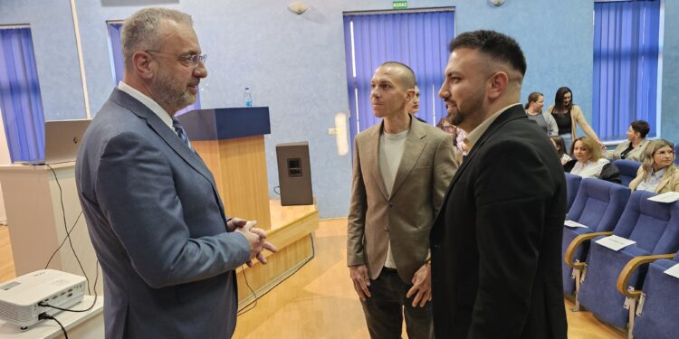 Општина Угљевик угостила чувеног др Ранка Рајовића стручњака за развој и одрастање дјеце: Краћи пут до знања