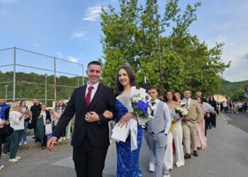 Радост матураната али и Угљевичана: Најљепше је ђачко доба