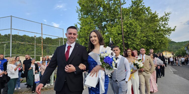 Радост матураната али и Угљевичана: Најљепше је ђачко доба