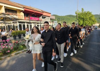 Мали матуранти уљепшали угљевичке улице: Дефиле за памћење