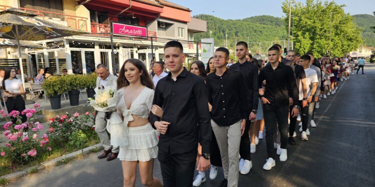 Мали матуранти уљепшали угљевичке улице: Дефиле за памћење