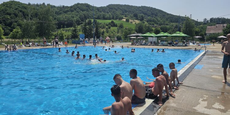 Угљевички базени отворени: Дјеца до 10 година улазе бесплатно!