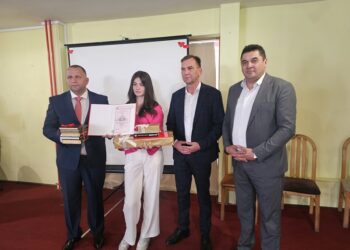 Награде и признања угљевичким основцима: Наташа Лазић-Ђак генерације