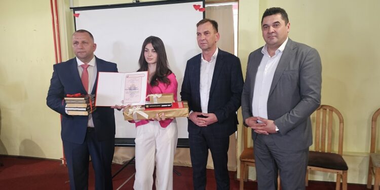 Награде и признања угљевичким основцима: Наташа Лазић-Ђак генерације