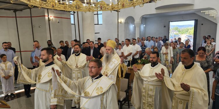 Митрополит Фотије на слави угљевичког храма: Позвао вјернике да чувају православље