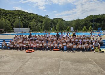 Завршена бесплатна Школа пливања у Угљевику: Малишани радосно запливали први пут!