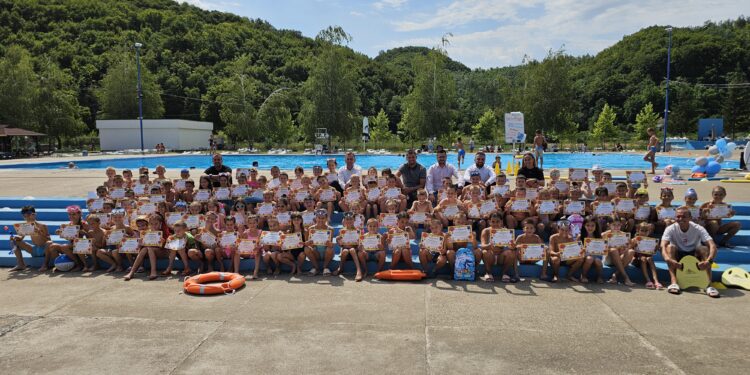 Завршена бесплатна Школа пливања у Угљевику: Малишани радосно запливали први пут!