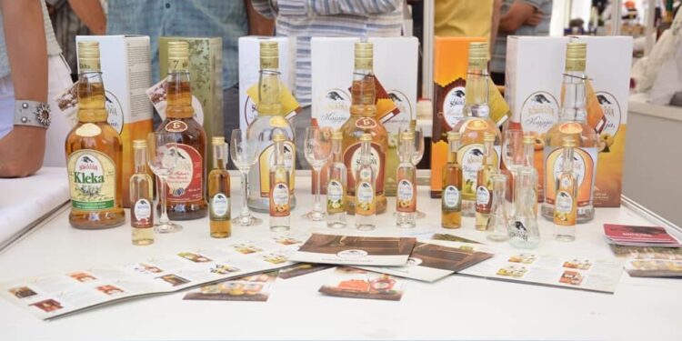 САЈАМ ШЉИВЕ, ВОЋНИХ РАКИЈА И МЕДА „УГЉЕВИК 2025“: Позив за оцјењивање узорака меда и ракија