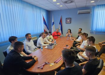 Награде најбољим средњошколцима од општине Угљевик: Знањем граде себе и свој Угљевик