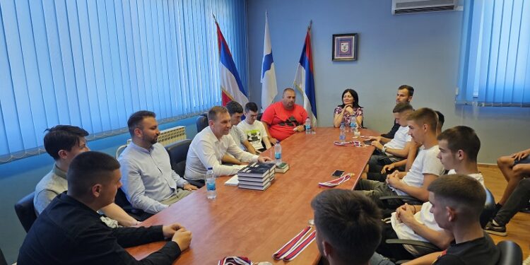 Награде најбољим средњошколцима од општине Угљевик: Знањем граде себе и свој Угљевик