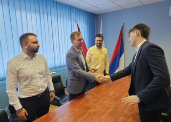 Начелник Гајић даривао генијалног Његоша Обрадовића: Знањем прославља име Угљевика и Српске