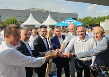 Отворен Сајам шљиве, воћних ракија и меда у Угљевику: Сабор домаћина и традиције