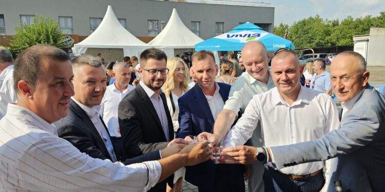 Отворен Сајам шљиве, воћних ракија и меда у Угљевику: Сабор домаћина и традиције