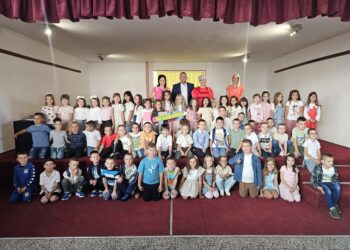 Почела школска година, молебан и честитка начелника Угљевика: Звоно, опет, зазвонило!