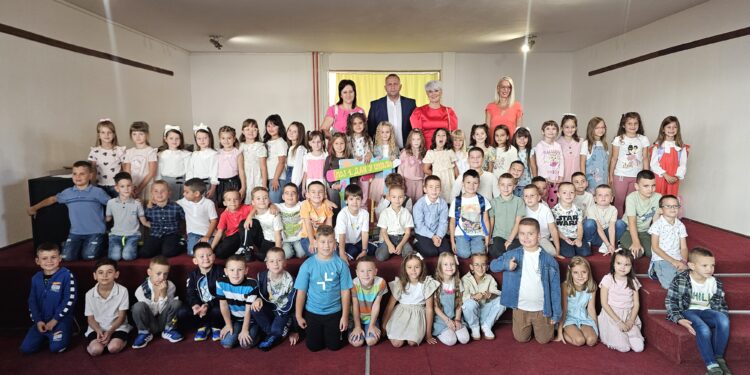 Почела школска година, молебан и честитка начелника Угљевика: Звоно, опет, зазвонило!