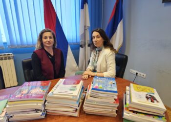 Уџбеници за школарце корисницима права социјалне заштите: Дар општине Угљевик и Центра за социјални рад