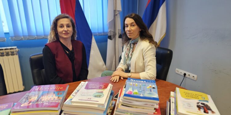Уџбеници за школарце корисницима права социјалне заштите: Дар општине Угљевик и Центра за социјални рад