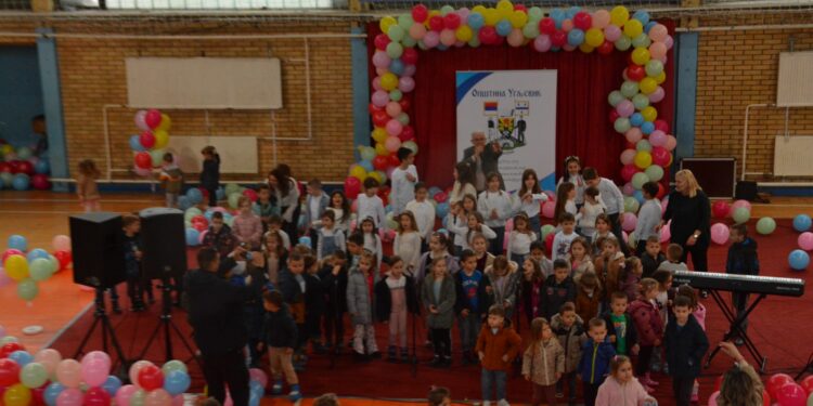 Дјечији хор „Врапчићи“ разњежио Угљевик: Више од 400 малишана пјевало у глас!