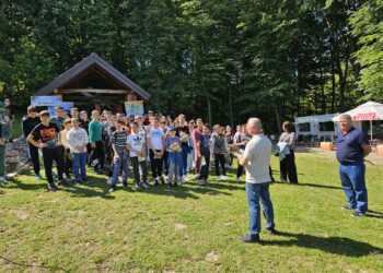 Свјетски дан пчела обиљежен у Угљевику: Ђаци учили о тајнама пчелињег свијета
