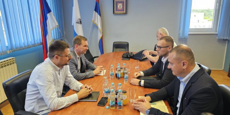 Гајић и Поповић са руководством „Електро-Бијељине“: Наставак улагања у модернизацију електромреже у Угљевику