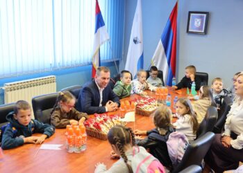Прваци ОШ „Алекса Шантић“ у посјети Општини Угљевик поводом Дјечије недјеље