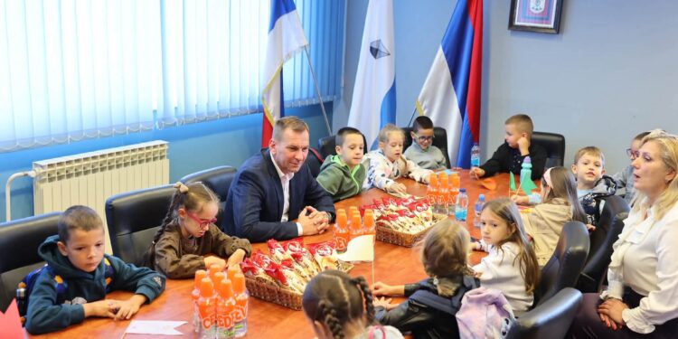 Прваци ОШ „Алекса Шантић“ у посјети Општини Угљевик поводом Дјечије недјеље